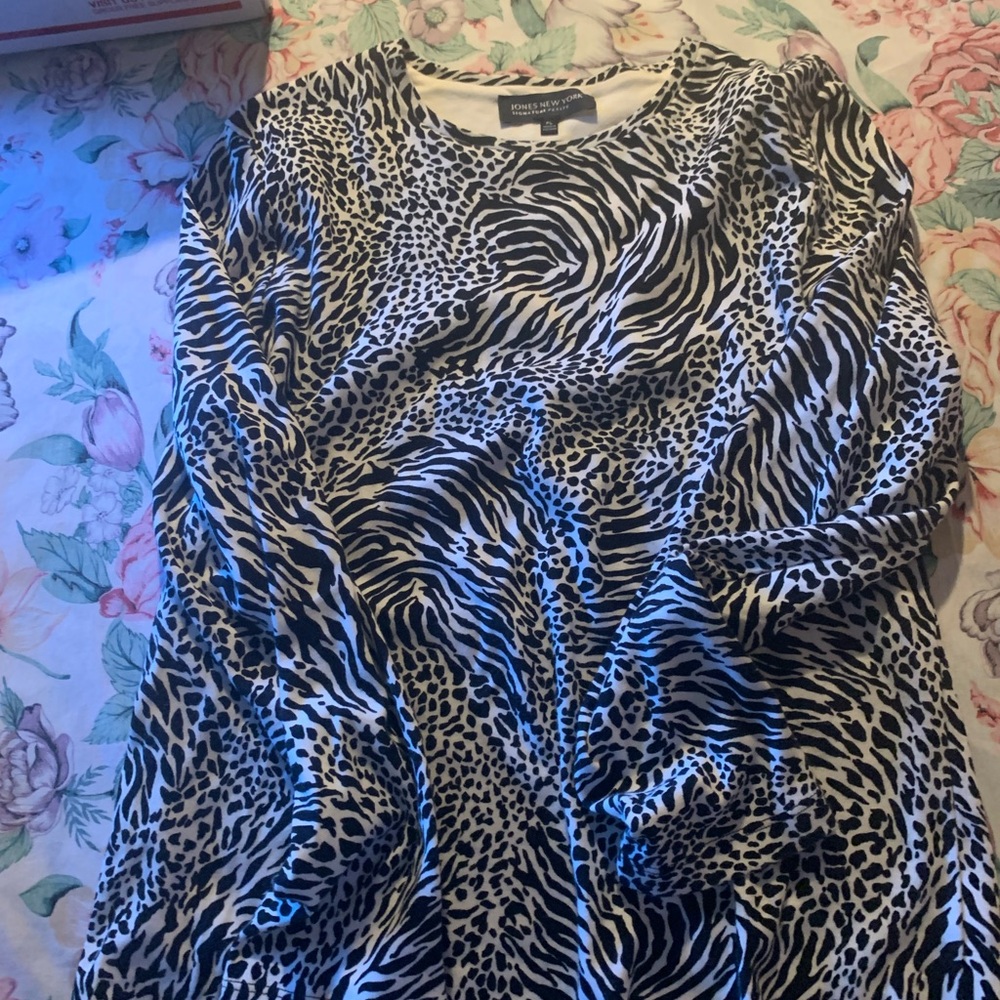 Jones New York Black and White Animal-Print Long Sleeve Top Size P Larfe